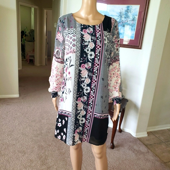 Maurices Dresses & Skirts - HP 🎉 Maurices m patchwork floral split long sleeve smocked cuff crisscross back